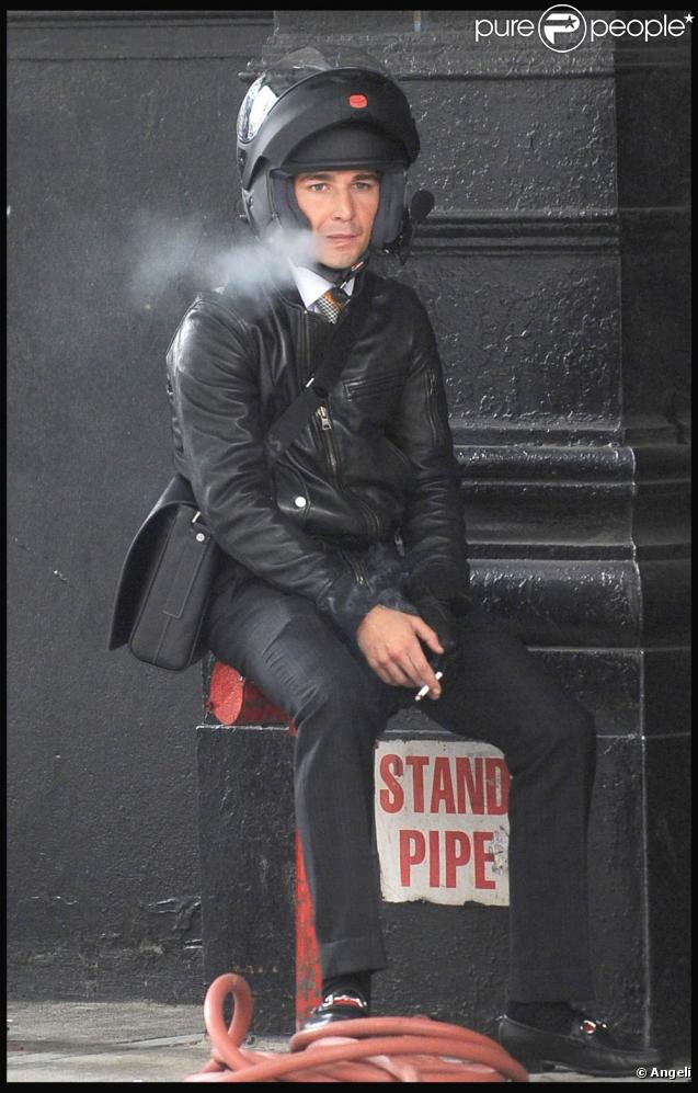 Shia LaBeouf se grille une clope, sur le tournage de  Wall Street 2 , à New York, le 16 septembre 2009 !