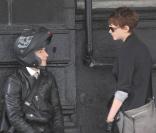 Shia LaBeouf en pleine discussion avec Carey Mulligan, sur le tournage de  Wall Street 2 , à New York, le 16 septembre 2009 !