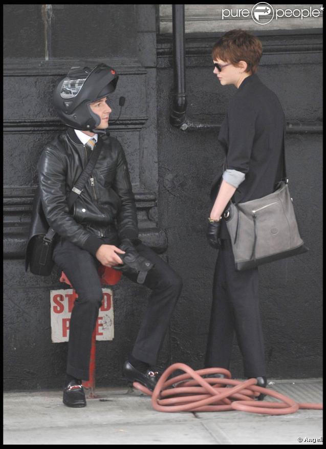 Shia LaBeouf en pleine discussion avec Carey Mulligan, sur le tournage de  Wall Street 2 , à New York, le 16 septembre 2009 !