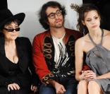 Sean Lennon, Charlotte K  e  mp Muhl et Yoko Ono très attentifs le 18/09/09 lors d'un défilé de la Fashion Week londonienne.