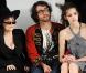 Sean Lennon entouré de sa maman Yoko Ono et de sa chérie au premier rang des défilés... l'homme le plus heureux du monde !