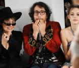 Sean Lennon, Charlotte K  e  mp Muhl et Yoko Ono très attentifs le 18/09/09 lors d'un défilé de la Fashion Week londonienne.