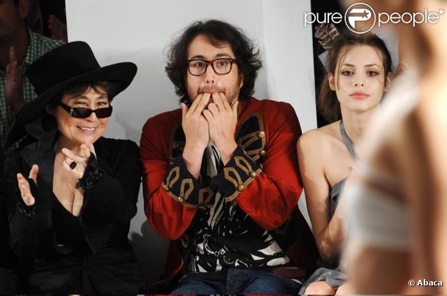 Sean Lennon, Charlotte K  e  mp Muhl et Yoko Ono très attentifs le 18/09/09 lors d'un défilé de la Fashion Week londonienne.