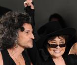 Yoko Ono en forme et rigolote le 18/09/09 lors d'un défilé de la Fashion Week londonienne.