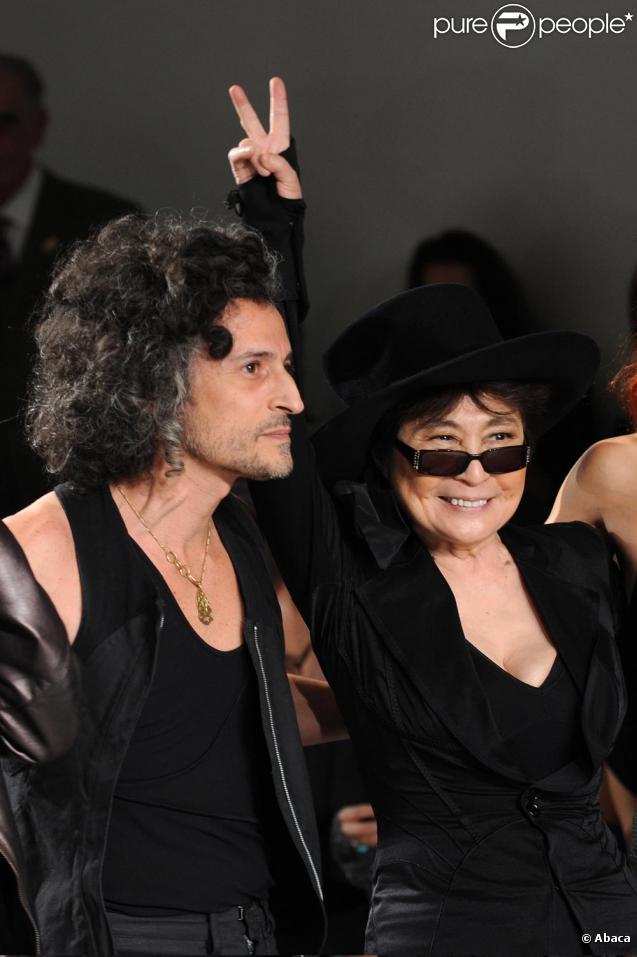 Yoko Ono en forme et rigolote le 18/09/09 lors d'un défilé de la Fashion Week londonienne.