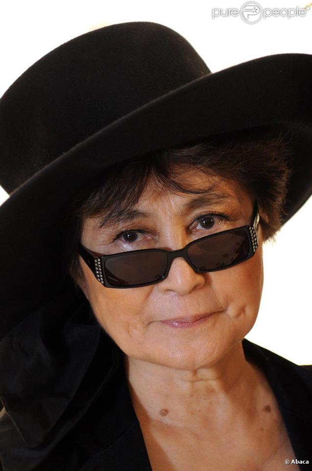 Yoko Ono en forme le 18/09/09 lors d'un défilé de la Fashion Week londonienne.