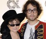 Sean Lennon et sa maman Yoko Ono le 18/09/09 lors d'un défilé de la Fashion Week londonienne.