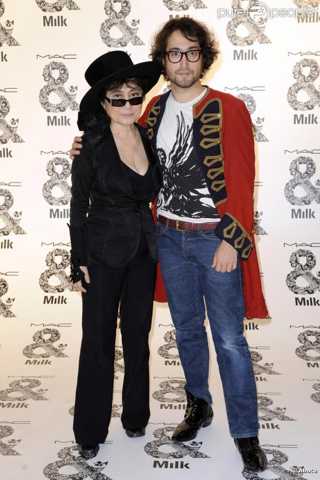 Sean Lennon et sa maman Yoko Ono le 18/09/09 lors d'un défilé de la Fashion Week londonienne.