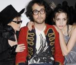Sean Lennon, Charlotte K  e  mp Muhl et Yoko Ono très attentifs le 18/09/09 lors d'un défilé de la Fashion Week londonienne.