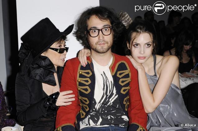 Sean Lennon, Charlotte K  e  mp Muhl et Yoko Ono très attentifs le 18/09/09 lors d'un défilé de la Fashion Week londonienne.