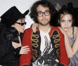 Sean Lennon, Charlotte K  e  mp Muhl et Yoko Ono très attentifs le 18/09/09 lors d'un défilé de la Fashion Week londonienne.
