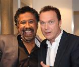 Khaled et Julien Lepers lors de la soirée spéciale 25 ans de TV5 Monde le 17 septembre 2009 à Paris
