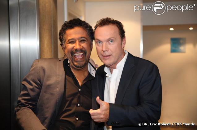 Khaled et Julien Lepers lors de la soirée spéciale 25 ans de TV5 Monde le 17 septembre 2009 à Paris