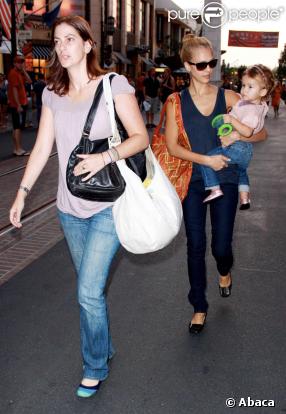 Jessica Alba en séance shopping avec sa fille Honor à Hollywood le 18 septembre 2009