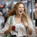 Whitney Port : après nous avoir dévoilé sa poitrine... elle nous montre ses superbes jambes !