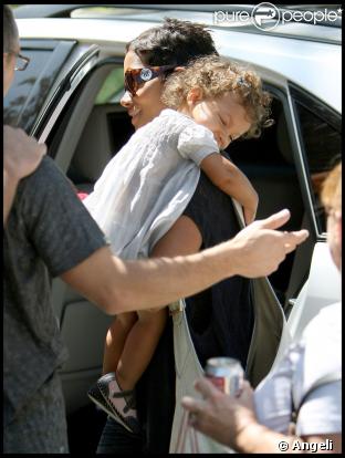 Halle Berry emmène sa fille Nahla à un anniversaire le 20 septembre 2009 à Los Angeles