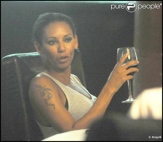 Melanie Brown avec son mari et des amis dans son hôtel londonien, le 15 septembre 2009