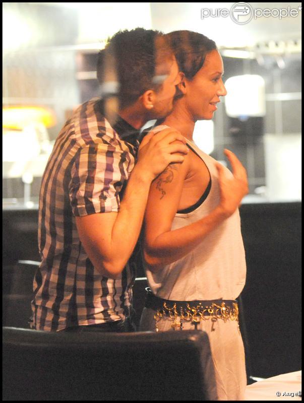 Melanie Brown avec son mari et des amis dans son hôtel londonien, le 15 septembre 2009