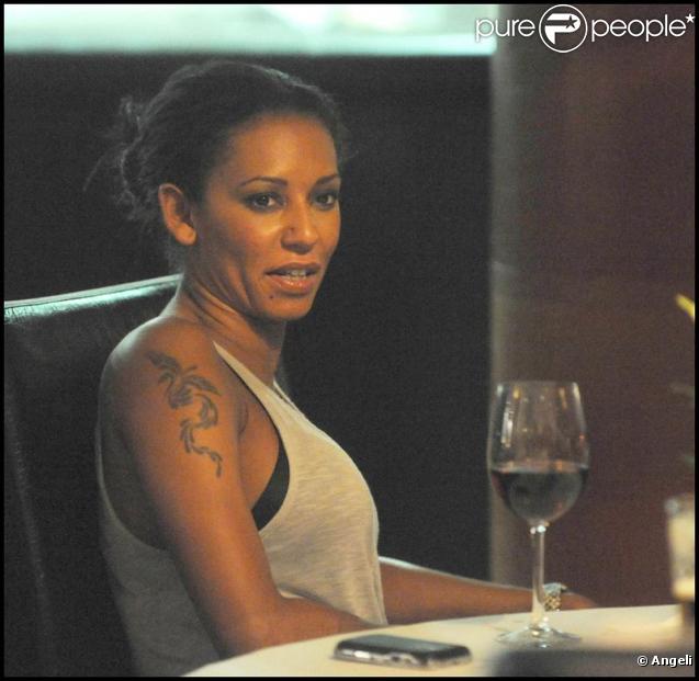 Melanie Brown avec son mari et des amis dans son hôtel londonien, le 15 septembre 2009