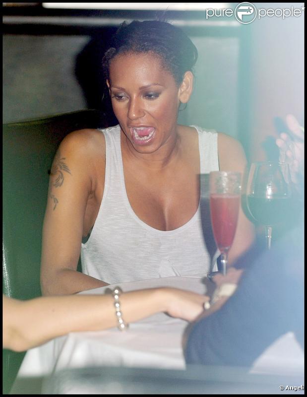 Melanie Brown avec son mari et des amis dans son hôtel londonien, le 15 septembre 2009