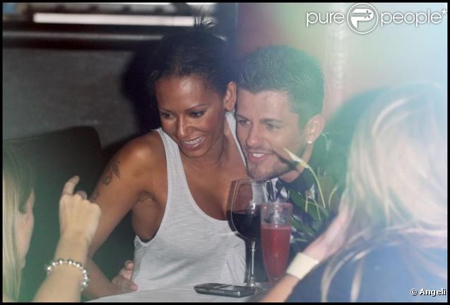 Melanie Brown avec son mari et des amis dans son hôtel londonien, le 15 septembre 2009