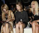 Donatella Versace, Natalia Vodianova et Anna Wintour à la Fashion Week de Londres durant le défilé Christopher Kane, le 21 septembre 2009