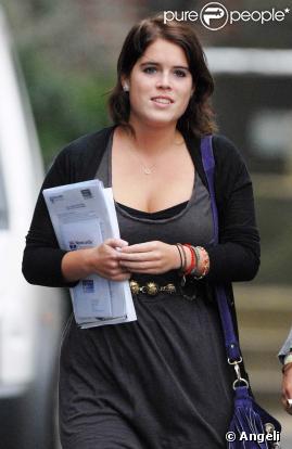 La princess Eugénie d'York et une amie lors de leur premier jour à l'université de Newcastle le 24 septembre 2009
