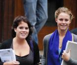 La princess Eugénie d'York et une amie lors de leur premier jour à l'université de Newcastle le 24 septembre 2009