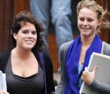 La princess Eugénie d'York et une amie lors de leur premier jour à l'université de Newcastle le 24 septembre 2009