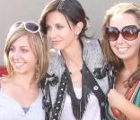 Courteney Cox posant avec des fans en arrivant au Jimmy Kimmel Show, le 23/09/09