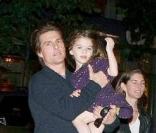 Tom Cruise, Katie Holmes et leur fille Suri passent la soirée dans les rues de Boston en compagnie de la mère et de la soeur de Tom ainsi que de ses deux enfants Connor et Isabella le 18 septembre  