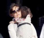 Tom Cruise, Katie Holmes et leur fille Suri se promènent dans les rues de Boston le 19 septembre accompagnés d'un garde du corps