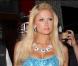 Paris Hilton avec une poitrine de rêve mais... sans sa Bentley bleue assortie à sa robe ! Dommage !