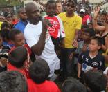 Dimanche 27 septembre sur l'île de La Réunion, Lilan Thuram vient à la rencontre des jeunes dans le cadre de sa fondation contre le racisme.