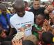 Lilian Thuram en visite à La Réunion... même pas peur de la grippe A !
