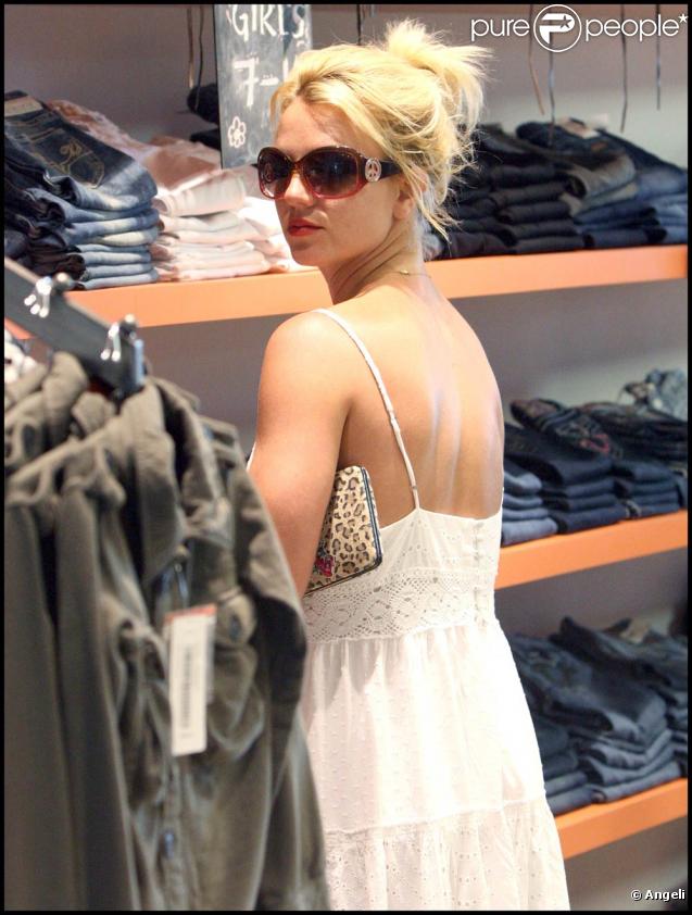 Britney s'offre une séance de shopping à Malibu, le 29 septembre.