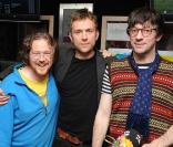 Graham Coxon (à droite, Damon Albarn au centre) assurera plusieurs dates en France pour présenter sur scène  The Spinning Top 