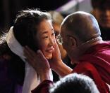 Le Dalaï Lama et Sandra Oh sont à Calgary, au Canada. 30/09/09