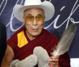 Le Dalaï Lama se la joue Cow-boy à Calgary, au Canada. 30/09/09