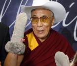 Le Dalaï Lama est à Calgary, au Canada. Il se la joue Walker Texas Ranger avec son chapeau. 30/09/09