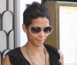 Halle Berry quitte le restaurant Cecconi avec deux hommes après un déjeuner d'affaire dans West Hollywood le 2 octobre 2009