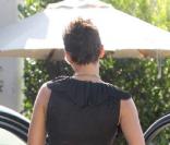 Halle Berry quitte le restaurant Cecconi avec deux hommes après un déjeuner d'affaire dans West Hollywood le 2 octobre 2009