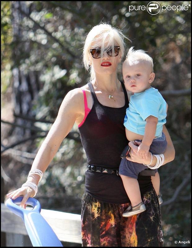 Gwen Stefani et ses fils Kingston et Zuma Rossdale font une promenade dans Beverly Hills le 1er octobre 2009