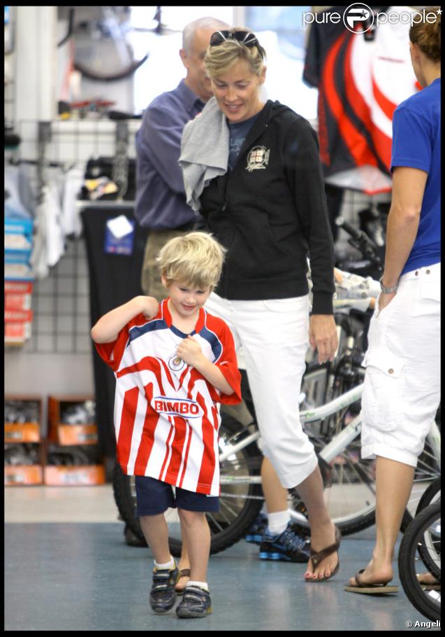 Sharon Stone dans un magasin de bicyclettes à Beverly Hills le 4 octobre 2009 avec ses deux fils Laird et Quinn