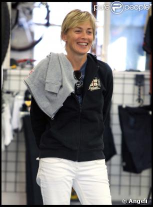 Sharon Stone dans un magasin de bicyclettes à Beverly Hills le 4 octobre 2009 avec ses deux fils Laird et Quinn