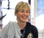 Sharon Stone dans un magasin de bicyclettes à Beverly Hills le 4 octobre 2009 avec ses deux fils Laird et Quinn