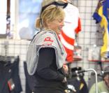 Sharon Stone dans un magasin de bicyclettes à Beverly Hills le 4 octobre 2009 avec ses deux fils Laird et Quinn