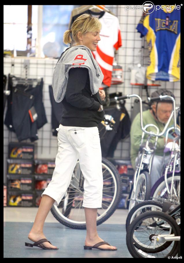 Sharon Stone dans un magasin de bicyclettes à Beverly Hills le 4 octobre 2009 avec ses deux fils Laird et Quinn