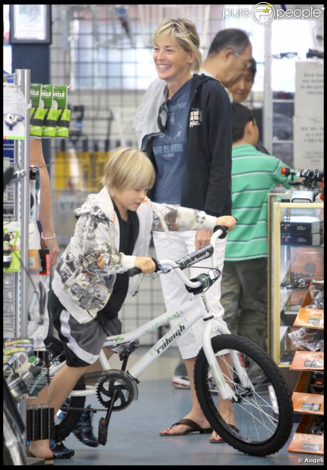 Sharon Stone dans un magasin de bicyclettes à Beverly Hills le 4 octobre 2009 avec ses deux fils Laird et Quinn