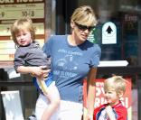 Sharon Stone dans un magasin de bicyclettes à Beverly Hills le 4 octobre 2009 avec ses deux fils Laird et Quinn
